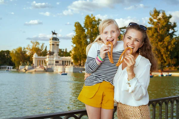 Sorridente Moderna Mãe Filha Turistas Parque Retiro Madrid Espanha Comer — Fotografia de Stock