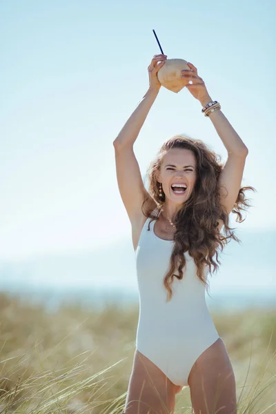 Mujer Moderna Feliz Traje Baño Blanco Que Muestra Coco Con —  Fotos de Stock