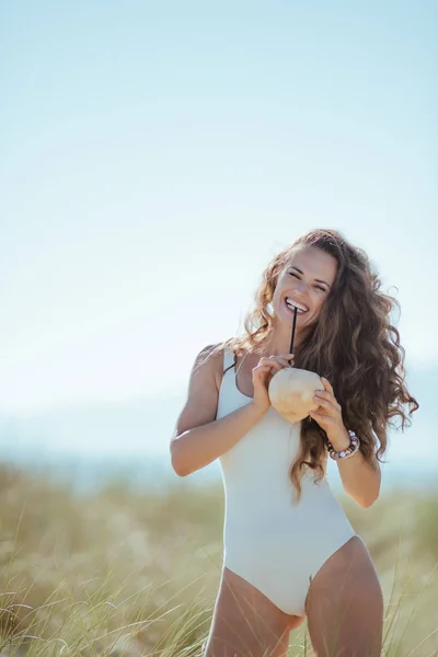 Feliz Joven Traje Baño Blanco Playa Bebiendo Coco Nutrición Del —  Fotos de Stock