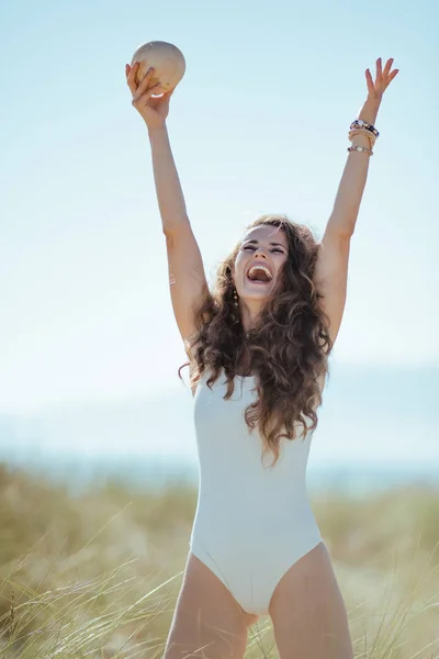 Gelukkig Moderne Vrouw Witte Badmode Met Kokos Vreugde Aan Oceaan — Stockfoto