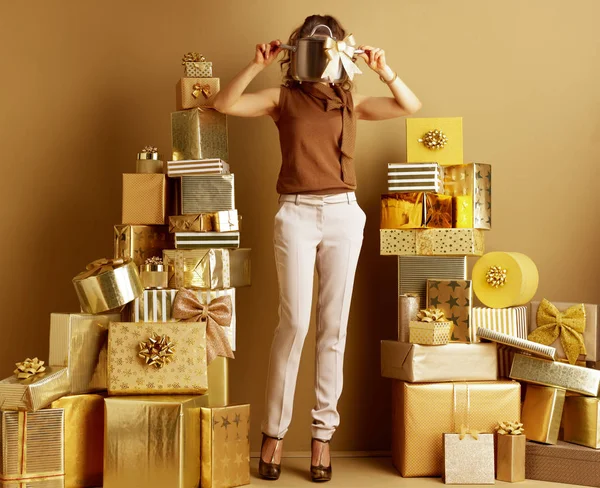 Trendy Vrouw Goud Beige Broek Bruin Blouse Met Een Pan — Stockfoto