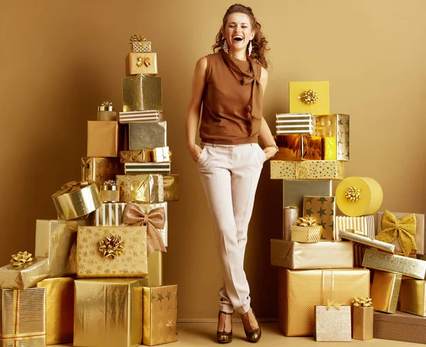 Volledige Lengte Portret Van Stijlvolle Shopper Vrouw Goud Beige Broek — Stockfoto