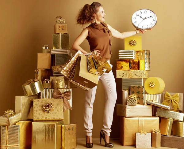 Mujer Con Estilo Pantalones Beige Oro Blusa Marrón Con Bolsas —  Fotos de Stock