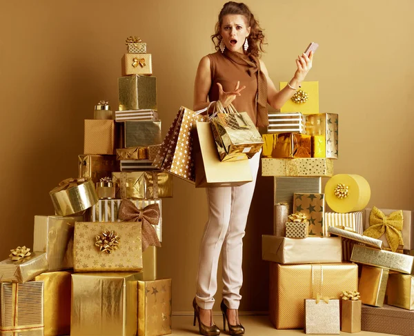 Teleurgesteld Stijlvolle Shopper Vrouw Goud Beige Broek Bruin Blouse Met — Stockfoto