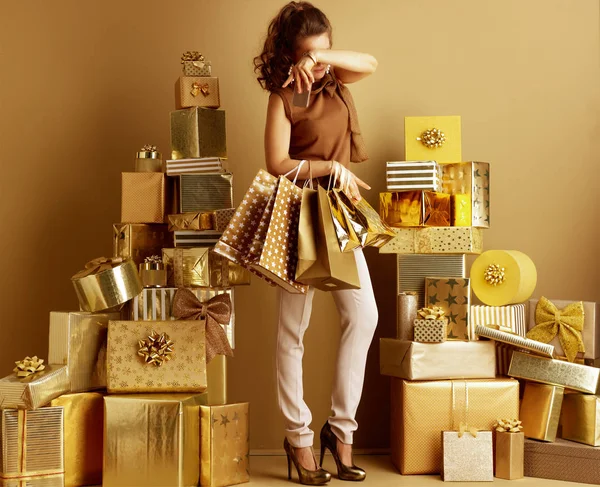 Donna Shopper Moderna Stressata Pantaloni Beige Oro Camicetta Marrone Con — Foto Stock