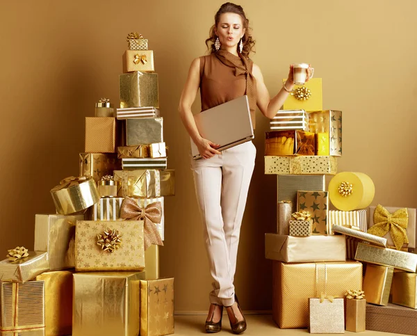 Entspannter Trendiger Modemacher Goldbeiger Hose Und Brauner Bluse Mit Goldenem — Stockfoto