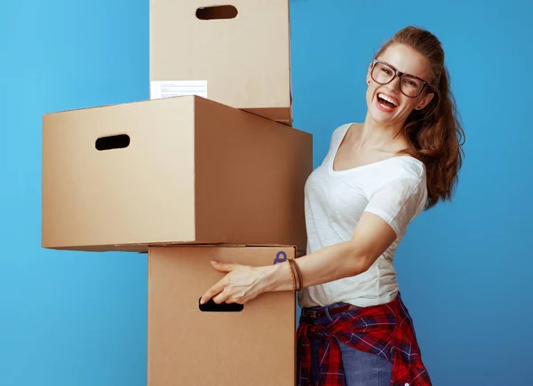 Gülümseyen Modern Kadın Beyaz Shirt Holding Yığın Karton Kutu Mavi — Stok fotoğraf