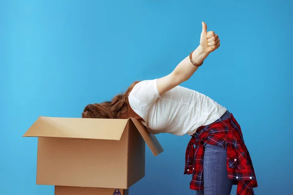 Eine Junge Frau Weißen Shirt Sucht Etwas Karton Und Zeigt — Stockfoto