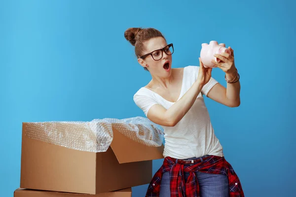 Betonade Moderna Kvinnan Vit Shirt Skakar Pengar Från Piggybank Isolerad — Stockfoto