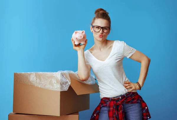 Ung Kvinna Vit Shirt Nära Kartong Visar Piggybank Isolerad Blå — Stockfoto