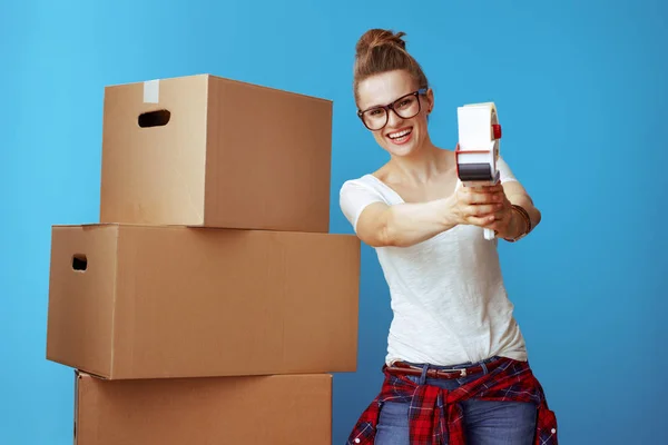 Leende Ung Kvinna Vit Shirt Nära Kartong Med Band Dispenser — Stockfoto