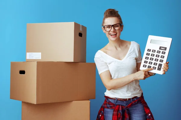 Mujer Moderna Feliz Camiseta Blanca Cerca Caja Cartón Con Calculadora —  Fotos de Stock