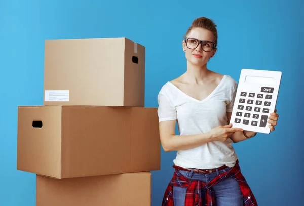 Portrait Pensive Modern Woman White Shirt Cardboard Box Calculator Blue — Stock Photo, Image