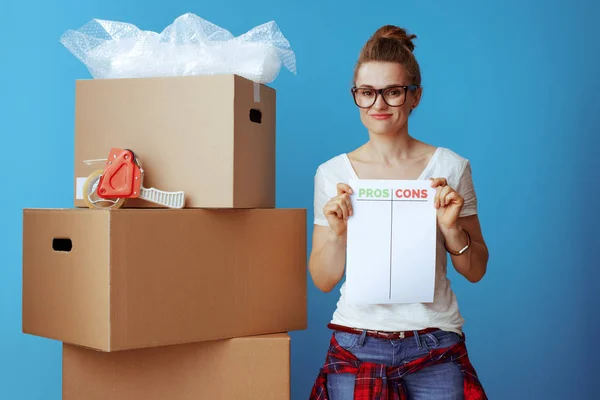 Twijfelen Aan Moderne Vrouw Wit Shirt Buurt Van Kartonnen Doos — Stockfoto