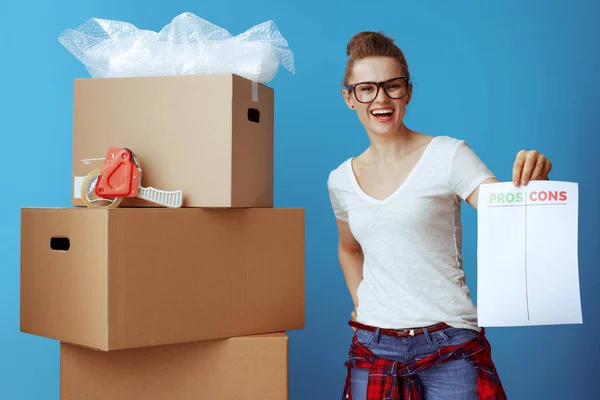 Happy Modern Woman White Shirt Cardboard Box Showing Pros Cons — Stock Photo, Image