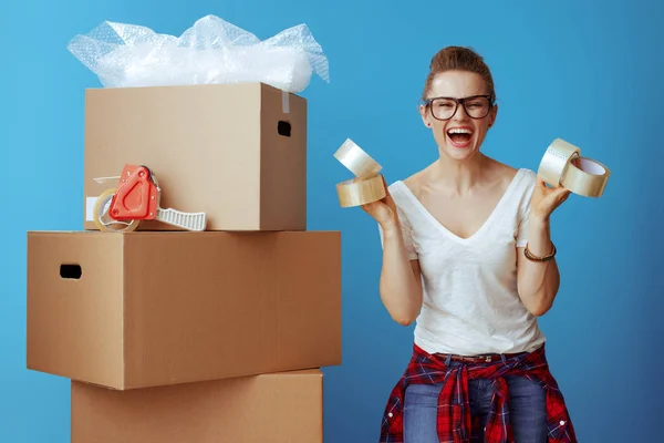 Usměvavá Mladá Žena Bílém Tričku Poblíž Krabici Ukazující Lepící Pásky — Stock fotografie