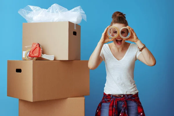 Mujer Moderna Feliz Camiseta Blanca Cerca Caja Cartón Mirando Través —  Fotos de Stock