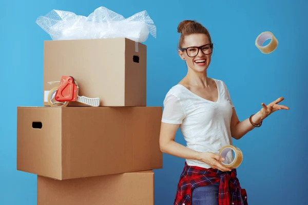 Jeune Femme Souriante Shirt Blanc Près Boîte Carton Jetant Des — Photo