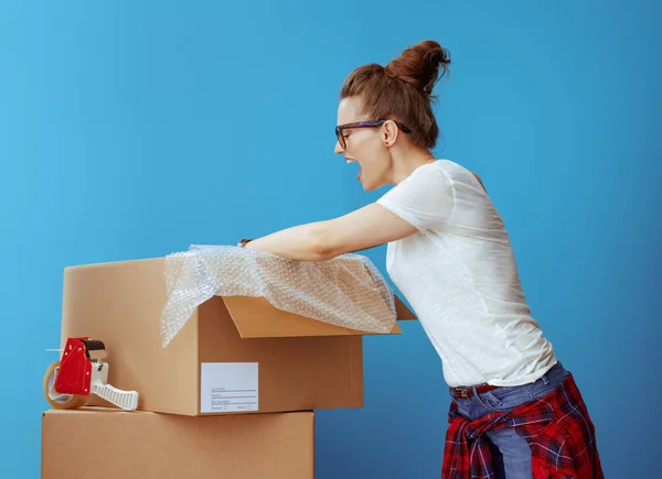 Opgewonden Moderne Vrouw Wit Shirt Iets Gevonden Kartonnen Doos Geïsoleerd — Stockfoto