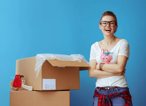 Glimlachend Jonge Vrouw Wit Shirt Buurt Van Kartonnen Doos Knuffelen — Stockfoto