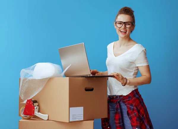 Portrait Happy Modern Woman White Shirt Cardboard Box Laptop Blue — Stock Photo, Image