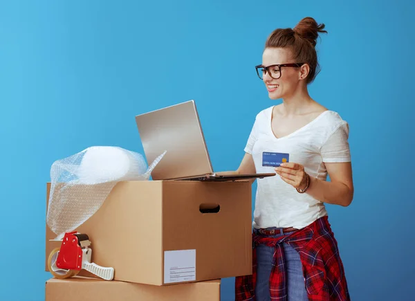 Mujer Moderna Feliz Camiseta Blanca Cerca Caja Cartón Con Tarjeta —  Fotos de Stock