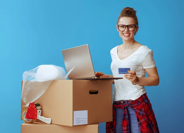 Mulher Moderna Sorridente Shirt Branca Perto Caixa Papelão Com Laptop — Fotografia de Stock