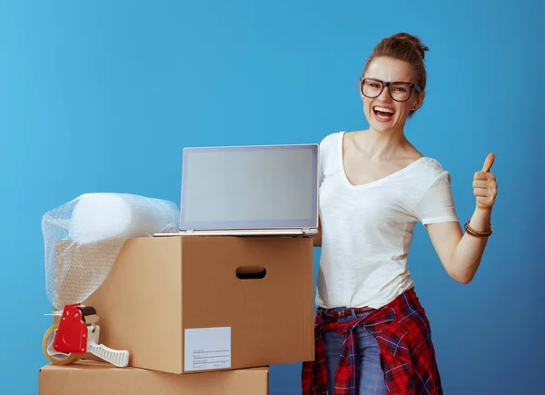 Lächelnde Moderne Frau Weißem Shirt Neben Pappschachtel Mit Laptop Bildschirm — Stockfoto