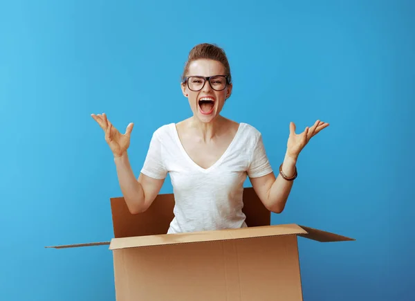 Šťastné Moderní Žena Bílé Tričko Vyskočí Lepenkové Krabice Izolované Modrém — Stock fotografie