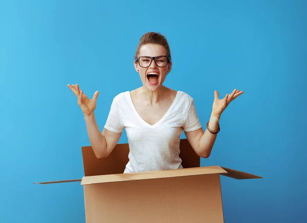 Gelukkig Moderne Vrouw Wit Shirt Knalt Uit Een Kartonnen Doos — Stockfoto