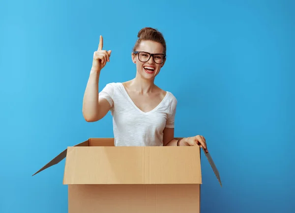 Glad Ung Kvinna Vit Shirt Kartong Fick Idén Isolerad Blå — Stockfoto