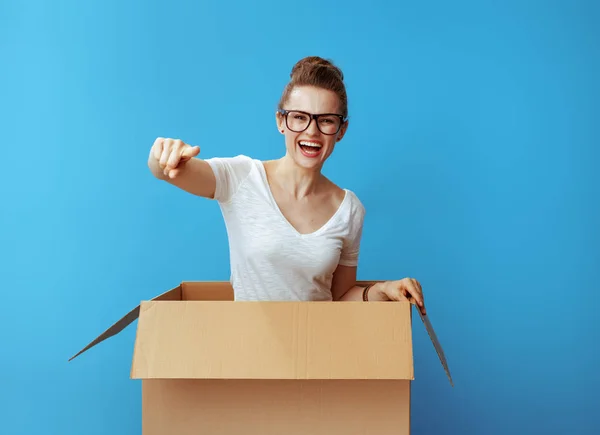 Lachende Jonge Vrouw Wit Shirt Een Kartonnen Doos Wijzen Camera — Stockfoto