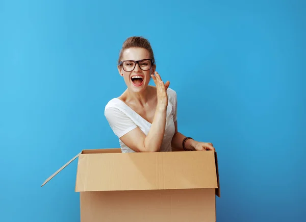 Glückliche Moderne Frau Weißem Shirt Karton Die Vor Blauem Hintergrund — Stockfoto