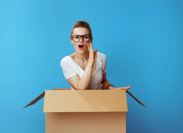 Junge Frau Weißem Shirt Einer Pappschachtel Erzählt Spannende Nachrichten Isoliert — Stockfoto