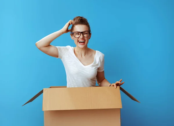 Portret Van Gelukkig Moderne Vrouw Wit Shirt Een Kartonnen Doos — Stockfoto