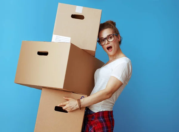 Mulher Moderna Chocado Branco Shirt Segurando Pilha Caixas Papelão Isolado — Fotografia de Stock