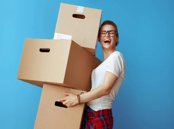 Feliz Joven Camiseta Blanca Sosteniendo Pila Cajas Cartón Aisladas Azul —  Fotos de Stock