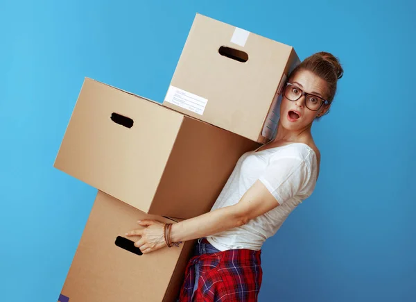 Geschokt Moderne Vrouw Wit Shirt Bedrijf Stapel Van Kartonnen Dozen — Stockfoto