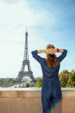 Trendy turist kadın mavi Jeans Eyfel Kulesi Paris, Fransa'da karşı genel arkasından gördüm.