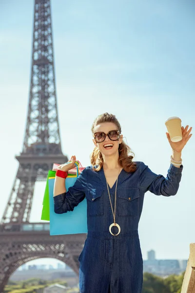 Sorrindo Mulher Turística Elegante Jeans Azul Geral Com Sacos Compras — Fotografia de Stock