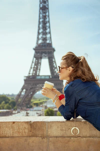 Voyageuse Tendance Jeans Bleus Buvant Café Contre Tour Eiffel Paris — Photo