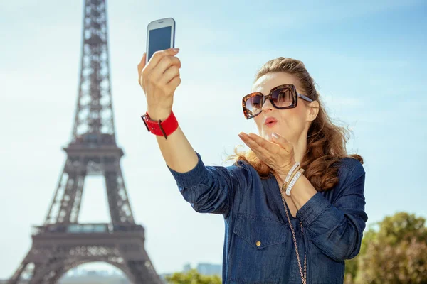 Glückliche Moderne Frau Blauen Jeans Die Trocadero Mit Blick Auf — Stockfoto