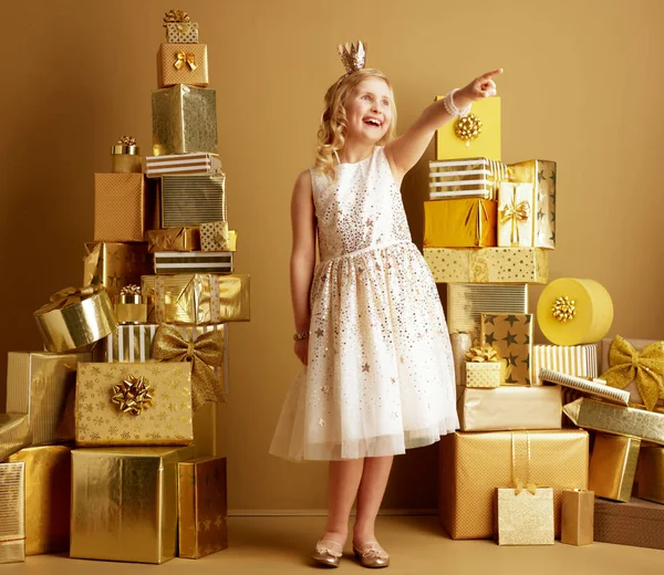 Retrato Comprimento Total Menina Sorrindo Ajuste Bege Vestido Flare Uma — Fotografia de Stock