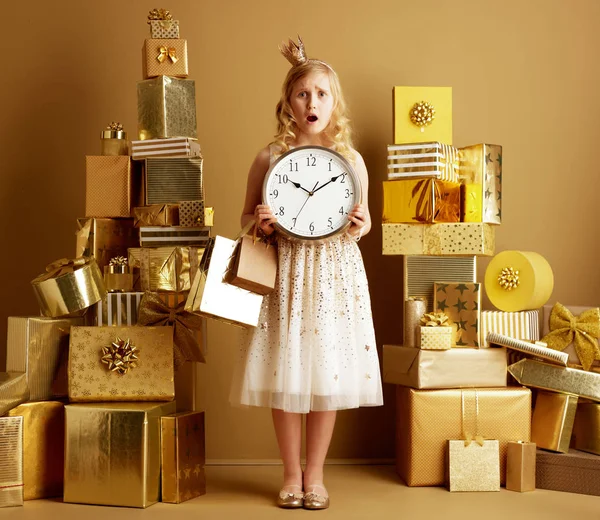 Volledige Lengte Portret Van Geschokt Elegante Meisje Beige Pasvorm Flare — Stockfoto