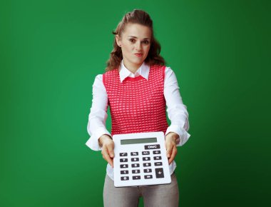 büyük beyaz hesap makinesi üzerinde yeşil izole bir öğrenci kadın