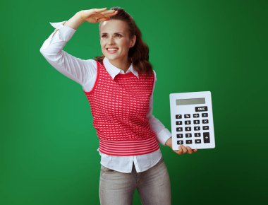 öğrenen kadın distanc seyir büyük beyaz hesap makinesi ile