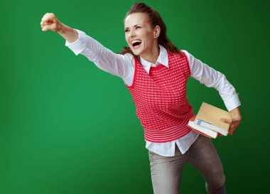 süper kahraman gibi uçan kitap kadınla mutlu modern öğrenci