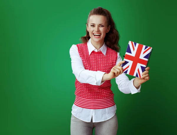 Estudiante mujer mostrando Reino Unido bandera coloreado cuaderno — Foto de Stock