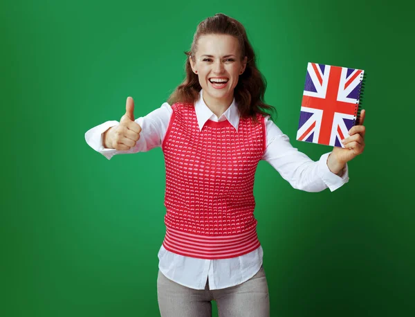 Estudiante mujer con bandera del Reino Unido cuaderno de colores que muestra — Foto de Stock