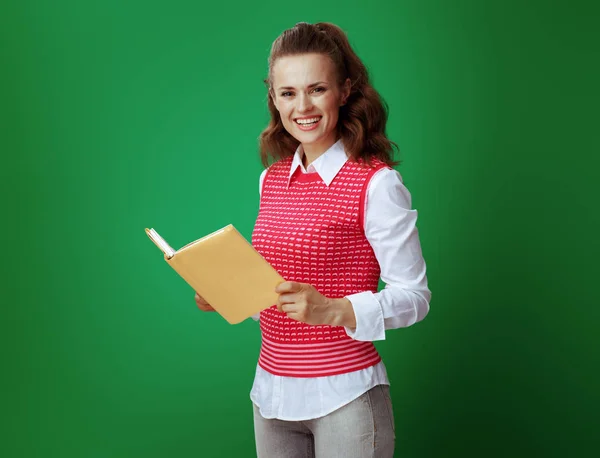 Glada friska student kvinna läsebok — Stockfoto